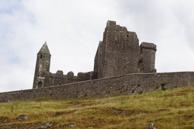 İrlanda 'nın Tipperary ilçesinin Cahir ilçesinin yaklaşık 20 km kuzeyindeki Cashel kasabasında yer alan Cashel Kayası, İrlanda tarihinin eşsiz bir anıtıdır. Dağ 65 metre yüksekliğe ulaşır ve İrlanda 'nın simgesi olarak kabul edilir..