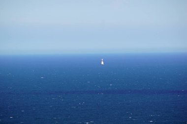 Howth kasabası, Sutton 'ın Dublin bölgesinin tam karşısındaki Howth Head yarımadasında yer almaktadır ve bir baraj yoluyla anakaraya bağlıdır. Baily Deniz Feneri bir promoner üzerinde duruyor ve Howth Tepesi 'nden çok iyi görünüyor..