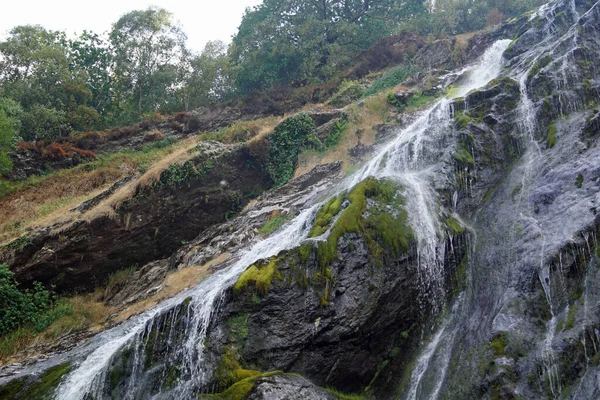 Powerscourt瀑布 Powerscourt Waterfall 是爱尔兰威克洛县恩尼斯克里 Enniskerry 附近的一个瀑布 — 图库照片