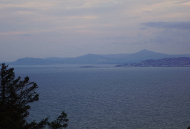 Howth kasabası, Sutton 'ın Dublin bölgesinin tam karşısındaki Howth Head yarımadasında yer almaktadır ve bir baraj yoluyla anakaraya bağlıdır. Baily Deniz Feneri bir promoner üzerinde duruyor ve Howth Tepesi 'nden çok iyi görünüyor..