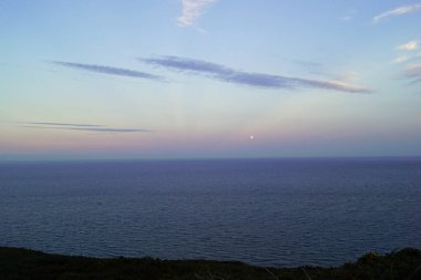 Howth kasabası, Sutton 'ın Dublin bölgesinin tam karşısındaki Howth Head yarımadasında yer almaktadır ve bir baraj yoluyla anakaraya bağlıdır. Baily Deniz Feneri bir promoner üzerinde duruyor ve Howth Tepesi 'nden çok iyi görünüyor..