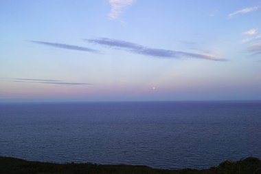 Howth kasabası, Sutton 'ın Dublin bölgesinin tam karşısındaki Howth Head yarımadasında yer almaktadır ve bir baraj yoluyla anakaraya bağlıdır. Baily Deniz Feneri bir promoner üzerinde duruyor ve Howth Tepesi 'nden çok iyi görünüyor..