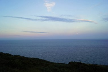 Howth kasabası, Sutton 'ın Dublin bölgesinin tam karşısındaki Howth Head yarımadasında yer almaktadır ve bir baraj yoluyla anakaraya bağlıdır. Baily Deniz Feneri bir promoner üzerinde duruyor ve Howth Tepesi 'nden çok iyi görünüyor..