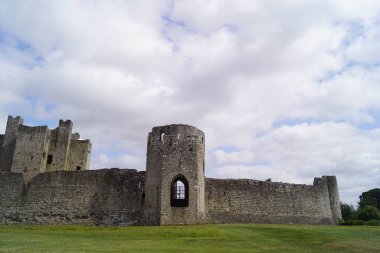 Trim 'deki Trim Castle bir Norman kalesi. Yaklaşık 30 bin metrelik bir alanda inşa edilen kale, Avrupa 'nın en büyük kalesi kabul ediliyor..