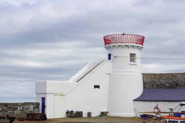 Balbriggan deniz feneri 1769 yılında Hamilton ailesinin gözetiminde Hampton Hall 'da inşa edildi. Liman 1761-1765 yılları arasında inşa edildi..