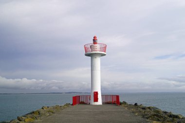 Deniz feneri Howth limanının girişini koruyor..