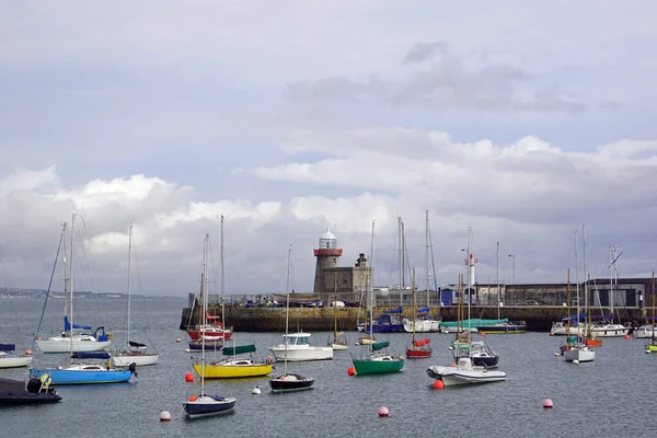 Deniz Feneri Howth Limanının Girişini Koruyor — Stok fotoğraf