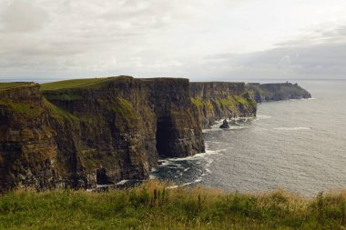 Moher Kayalıkları İrlanda 'nın en bilinen kayalıklarıdır. İrlanda 'nın ana adası olan Clare' in güneybatı kıyısında Doolin ve Liscannor köylerinin yakınında yer almaktadır..