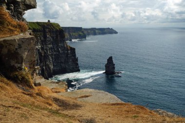 Moher Kayalıkları İrlanda 'nın en bilinen kayalıklarıdır. İrlanda 'nın ana adası olan Clare' in güneybatı kıyısında Doolin ve Liscannor köylerinin yakınında yer almaktadır..