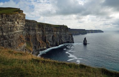 Moher Kayalıkları İrlanda 'nın en bilinen kayalıklarıdır. İrlanda 'nın ana adası olan Clare' in güneybatı kıyısında Doolin ve Liscannor köylerinin yakınında yer almaktadır..