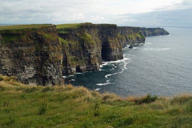 Moher Kayalıkları İrlanda 'nın en bilinen kayalıklarıdır. İrlanda 'nın ana adası olan Clare' in güneybatı kıyısında Doolin ve Liscannor köylerinin yakınında yer almaktadır..