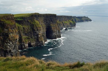 Moher Kayalıkları İrlanda 'nın en bilinen kayalıklarıdır. İrlanda 'nın ana adası olan Clare' in güneybatı kıyısında Doolin ve Liscannor köylerinin yakınında yer almaktadır..