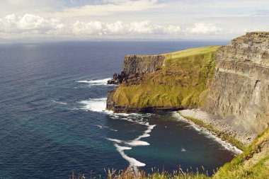 Moher Kayalıkları İrlanda 'nın en bilinen kayalıklarıdır. İrlanda 'nın ana adası olan Clare' in güneybatı kıyısında Doolin ve Liscannor köylerinin yakınında yer almaktadır..