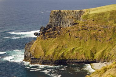 Moher Kayalıkları İrlanda 'nın en bilinen kayalıklarıdır. İrlanda 'nın ana adası olan Clare' in güneybatı kıyısında Doolin ve Liscannor köylerinin yakınında yer almaktadır..