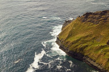 Moher Kayalıkları İrlanda 'nın en bilinen kayalıklarıdır. İrlanda 'nın ana adası olan Clare' in güneybatı kıyısında Doolin ve Liscannor köylerinin yakınında yer almaktadır..