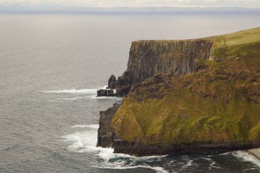 Moher Kayalıkları İrlanda 'nın en bilinen kayalıklarıdır. İrlanda 'nın ana adası olan Clare' in güneybatı kıyısında Doolin ve Liscannor köylerinin yakınında yer almaktadır..
