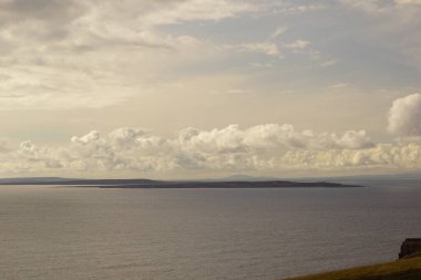 Moher Kayalıkları İrlanda 'nın en bilinen kayalıklarıdır. İrlanda 'nın ana adası olan Clare' in güneybatı kıyısında Doolin ve Liscannor köylerinin yakınında yer almaktadır..