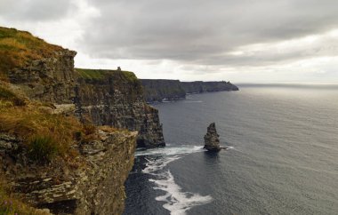Moher Kayalıkları İrlanda 'nın en bilinen kayalıklarıdır. İrlanda 'nın ana adası olan Clare' in güneybatı kıyısında Doolin ve Liscannor köylerinin yakınında yer almaktadır..
