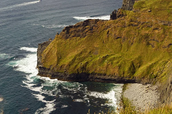 母の崖はアイルランドで最も有名な崖です 彼らはアイルランドの主な島の南西海岸に位置しています村の近くに郡クレアDoolinとLiscannor — ストック写真