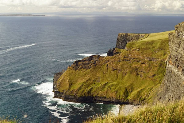 Cliffs Moher Είναι Πιο Γνωστοί Βράχοι Στην Ιρλανδία Βρίσκονται Στη — Φωτογραφία Αρχείου