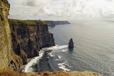 Moher Kayalıkları İrlanda 'nın en bilinen kayalıklarıdır. İrlanda 'nın ana adası olan Clare' in güneybatı kıyısında Doolin ve Liscannor köylerinin yakınında yer almaktadır..