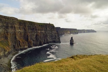 Moher Kayalıkları İrlanda 'nın en bilinen kayalıklarıdır. İrlanda 'nın ana adası olan Clare' in güneybatı kıyısında Doolin ve Liscannor köylerinin yakınında yer almaktadır..