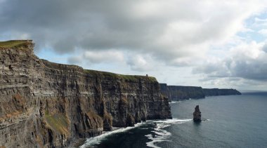 Moher Kayalıkları İrlanda 'nın en bilinen kayalıklarıdır. İrlanda 'nın ana adası olan Clare' in güneybatı kıyısında Doolin ve Liscannor köylerinin yakınında yer almaktadır..