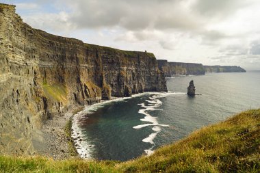 Moher Kayalıkları İrlanda 'nın en bilinen kayalıklarıdır. İrlanda 'nın ana adası olan Clare' in güneybatı kıyısında Doolin ve Liscannor köylerinin yakınında yer almaktadır..