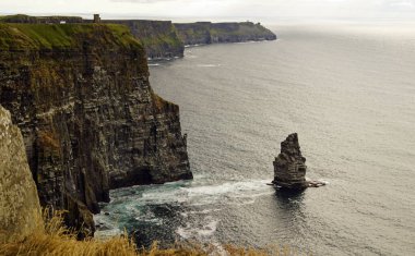 Moher Kayalıkları İrlanda 'nın en bilinen kayalıklarıdır. İrlanda 'nın ana adası olan Clare' in güneybatı kıyısında Doolin ve Liscannor köylerinin yakınında yer almaktadır..