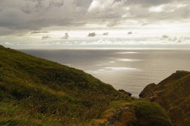 Moher Kayalıkları İrlanda 'nın en bilinen kayalıklarıdır. İrlanda 'nın ana adası olan Clare' in güneybatı kıyısında Doolin ve Liscannor köylerinin yakınında yer almaktadır..