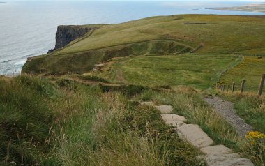 Moher Kayalıkları İrlanda 'nın en bilinen kayalıklarıdır. İrlanda 'nın ana adası olan Clare' in güneybatı kıyısında Doolin ve Liscannor köylerinin yakınında yer almaktadır..