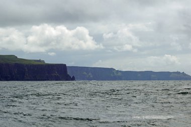 Vahşi Atlantik Yolu - Moher Kayalıklarında tekne gezisi. Moher Kayalıkları İrlanda 'nın en bilinen kayalıklarıdır. İrlanda 'nın ana adası olan Clare' in güneybatı kıyısında Doolin ve Liscannor köylerinin yakınında yer almaktadır..