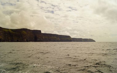 Vahşi Atlantik Yolu - Moher Kayalıklarında tekne gezisi. Moher Kayalıkları İrlanda 'nın en bilinen kayalıklarıdır. İrlanda 'nın ana adası olan Clare' in güneybatı kıyısında Doolin ve Liscannor köylerinin yakınında yer almaktadır..