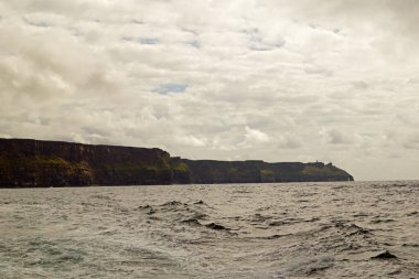 Vahşi Atlantik Yolu - Moher Kayalıklarında tekne gezisi. Moher Kayalıkları İrlanda 'nın en bilinen kayalıklarıdır. İrlanda 'nın ana adası olan Clare' in güneybatı kıyısında Doolin ve Liscannor köylerinin yakınında yer almaktadır..