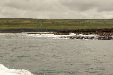 Vahşi Atlantik Yolu - Moher Kayalıklarında tekne gezisi. Moher Kayalıkları İrlanda 'nın en bilinen kayalıklarıdır. İrlanda 'nın ana adası olan Clare' in güneybatı kıyısında Doolin ve Liscannor köylerinin yakınında yer almaktadır..