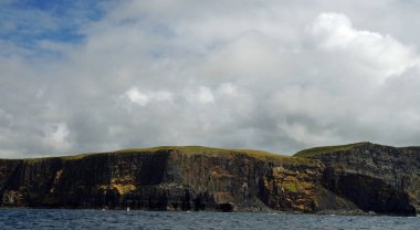 Vahşi Atlantik Yolu - Moher Kayalıklarında tekne gezisi. Moher Kayalıkları İrlanda 'nın en bilinen kayalıklarıdır. İrlanda 'nın ana adası olan Clare' in güneybatı kıyısında Doolin ve Liscannor köylerinin yakınında yer almaktadır..