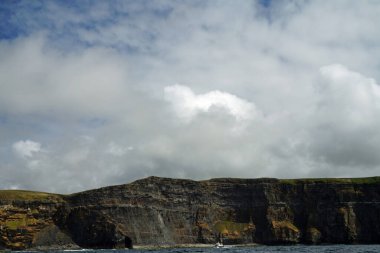 Vahşi Atlantik Yolu - Moher Kayalıklarında tekne gezisi. Moher Kayalıkları İrlanda 'nın en bilinen kayalıklarıdır. İrlanda 'nın ana adası olan Clare' in güneybatı kıyısında Doolin ve Liscannor köylerinin yakınında yer almaktadır..