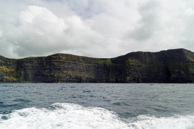 Vahşi Atlantik Yolu - Moher Kayalıklarında tekne gezisi. Moher Kayalıkları İrlanda 'nın en bilinen kayalıklarıdır. İrlanda 'nın ana adası olan Clare' in güneybatı kıyısında Doolin ve Liscannor köylerinin yakınında yer almaktadır..