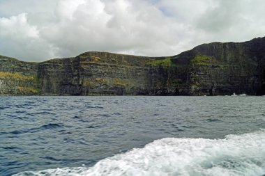 Vahşi Atlantik Yolu - Moher Kayalıklarında tekne gezisi. Moher Kayalıkları İrlanda 'nın en bilinen kayalıklarıdır. İrlanda 'nın ana adası olan Clare' in güneybatı kıyısında Doolin ve Liscannor köylerinin yakınında yer almaktadır..