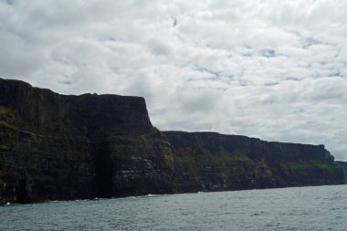 Vahşi Atlantik Yolu - Moher Kayalıklarında tekne gezisi. Moher Kayalıkları İrlanda 'nın en bilinen kayalıklarıdır. İrlanda 'nın ana adası olan Clare' in güneybatı kıyısında Doolin ve Liscannor köylerinin yakınında yer almaktadır..