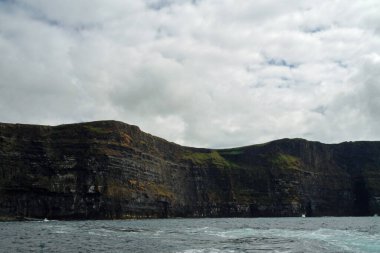Vahşi Atlantik Yolu - Moher Kayalıklarında tekne gezisi. Moher Kayalıkları İrlanda 'nın en bilinen kayalıklarıdır. İrlanda 'nın ana adası olan Clare' in güneybatı kıyısında Doolin ve Liscannor köylerinin yakınında yer almaktadır..