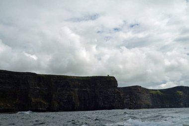 Vahşi Atlantik Yolu - Moher Kayalıklarında tekne gezisi. Moher Kayalıkları İrlanda 'nın en bilinen kayalıklarıdır. İrlanda 'nın ana adası olan Clare' in güneybatı kıyısında Doolin ve Liscannor köylerinin yakınında yer almaktadır..