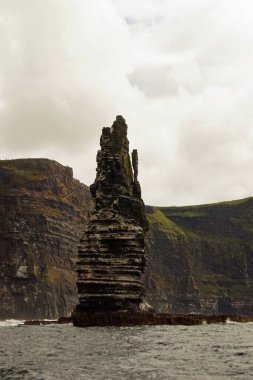 Vahşi Atlantik Yolu - Moher Kayalıklarında tekne gezisi. Moher Kayalıkları İrlanda 'nın en bilinen kayalıklarıdır. İrlanda 'nın ana adası olan Clare' in güneybatı kıyısında Doolin ve Liscannor köylerinin yakınında yer almaktadır..