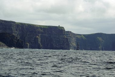 Vahşi Atlantik Yolu - Moher Kayalıklarında tekne gezisi. Moher Kayalıkları İrlanda 'nın en bilinen kayalıklarıdır. İrlanda 'nın ana adası olan Clare' in güneybatı kıyısında Doolin ve Liscannor köylerinin yakınında yer almaktadır..