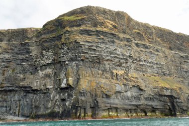 Vahşi Atlantik Yolu - Moher Kayalıklarında tekne gezisi. Moher Kayalıkları İrlanda 'nın en bilinen kayalıklarıdır. İrlanda 'nın ana adası olan Clare' in güneybatı kıyısında Doolin ve Liscannor köylerinin yakınında yer almaktadır..