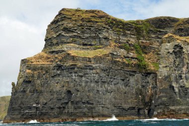 Vahşi Atlantik Yolu - Moher Kayalıklarında tekne gezisi. Moher Kayalıkları İrlanda 'nın en bilinen kayalıklarıdır. İrlanda 'nın ana adası olan Clare' in güneybatı kıyısında Doolin ve Liscannor köylerinin yakınında yer almaktadır..