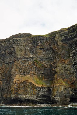 Vahşi Atlantik Yolu - Moher Kayalıklarında tekne gezisi. Moher Kayalıkları İrlanda 'nın en bilinen kayalıklarıdır. İrlanda 'nın ana adası olan Clare' in güneybatı kıyısında Doolin ve Liscannor köylerinin yakınında yer almaktadır..