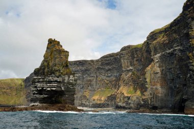 Vahşi Atlantik Yolu - Moher Kayalıklarında tekne gezisi. Moher Kayalıkları İrlanda 'nın en bilinen kayalıklarıdır. İrlanda 'nın ana adası olan Clare' in güneybatı kıyısında Doolin ve Liscannor köylerinin yakınında yer almaktadır..