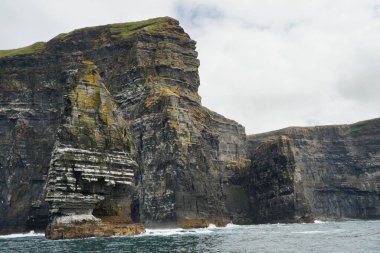 Vahşi Atlantik Yolu - Moher Kayalıklarında tekne gezisi. Moher Kayalıkları İrlanda 'nın en bilinen kayalıklarıdır. İrlanda 'nın ana adası olan Clare' in güneybatı kıyısında Doolin ve Liscannor köylerinin yakınında yer almaktadır..