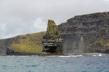Vahşi Atlantik Yolu - Moher Kayalıklarında tekne gezisi. Moher Kayalıkları İrlanda 'nın en bilinen kayalıklarıdır. İrlanda 'nın ana adası olan Clare' in güneybatı kıyısında Doolin ve Liscannor köylerinin yakınında yer almaktadır..